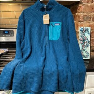 Brand new never worn men’s XL Patagonia fleece pullover